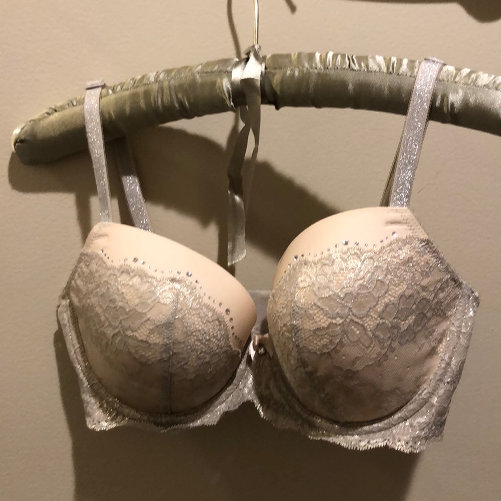 Victoria Secret Underwire Bra.